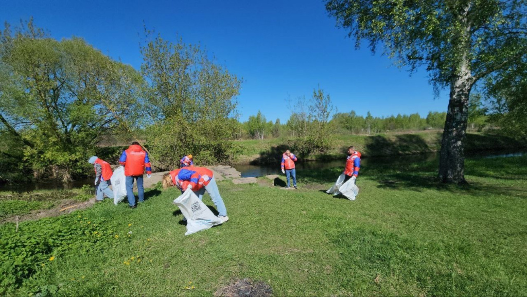 В Павловском Посаде волонтеры очистили от мусора берег реки Вохны.