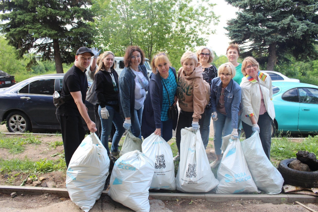 Во Фрязине среди «добычи» волонтеров не только бытовой хлам, но также автомобильные покрышки и коряги, которые пришлось вытаскивать прямо из воды.