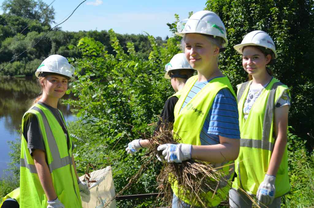На 3,5 кубометра мусора стали чище берега реки Сухоны