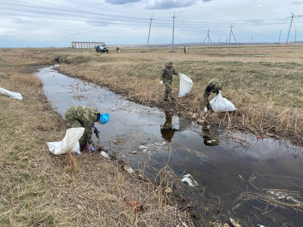 Субботник на территории заказника «Озера Койбальской степи» в Хакасии