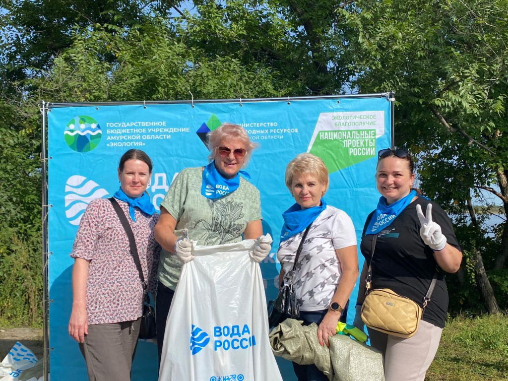 Сотрудники ЗАГС на уборке р. Зея