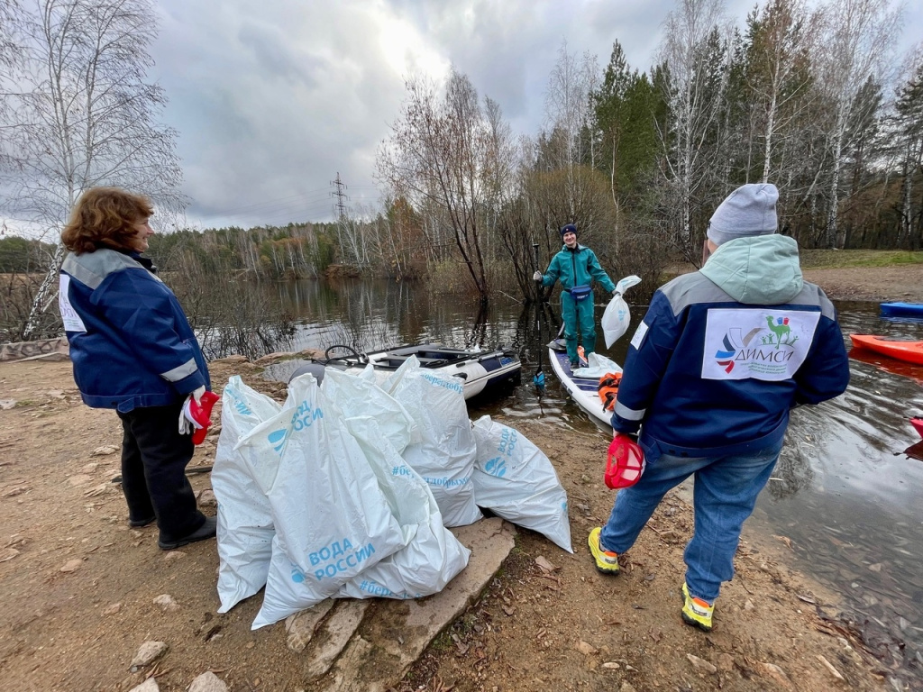 Челябинские волонтеры очистили берег Студенческого карьера перед зимой