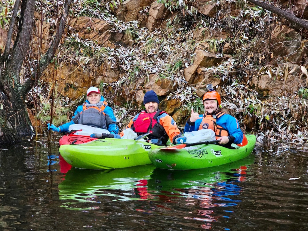 Челябинские волонтеры очистили берег Студенческого карьера перед зимой