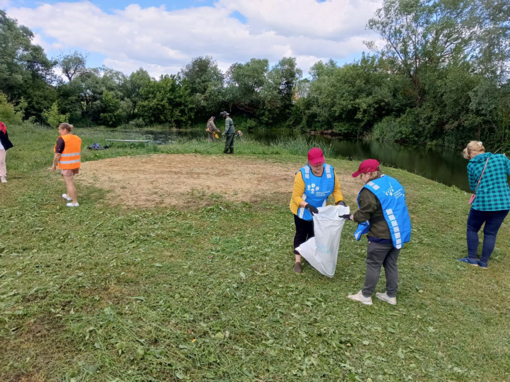 В уборке берегов реки Березни участвовали сотрудники коммунальной и дорожной служб.