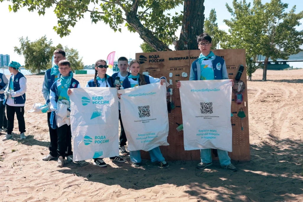 Амбассадор акции «Вода России» Юлия Михалкова помогла саратовцам подготовить городской пляж к новому сезону