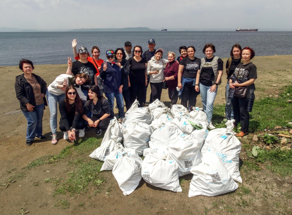 Субботник в рамках акции «Вода России» организовали сотрудники Приморской государственной картинной галереи.