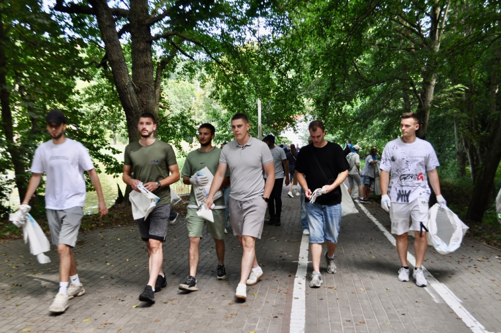 На 15 кубометров мусора стали чище берега озера и морского побережья в Калининградской области