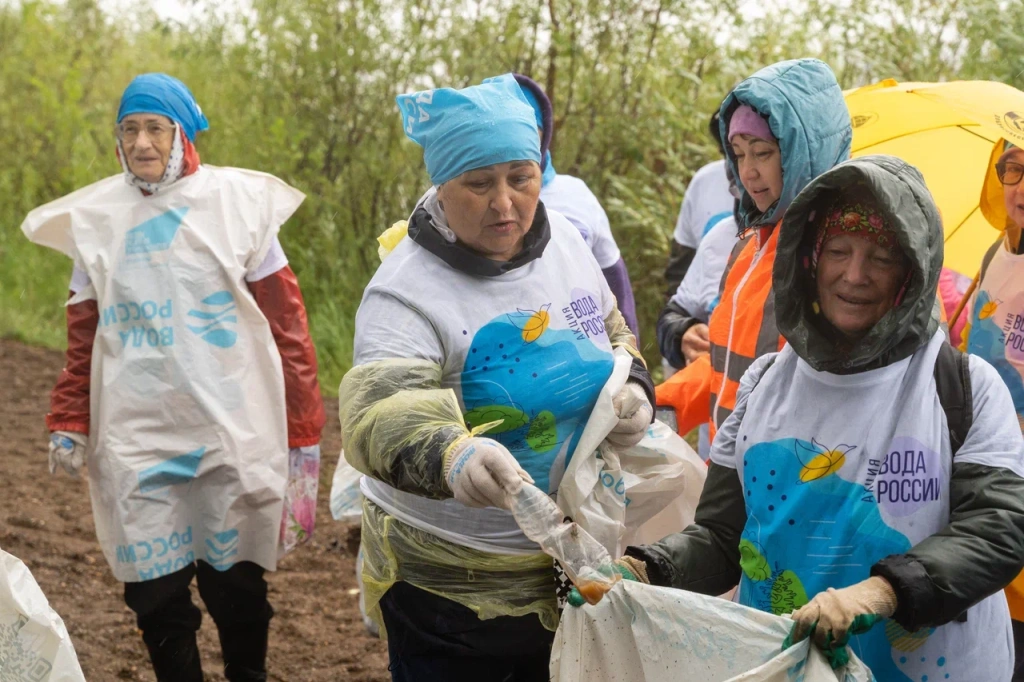 Жители Башкортостана, Удмуртии, Татарстана, Кировской области и Пермского края одновременно вышли на уборку реки Камы Жители Башкортостана, Удмуртии, Татарстана, Кировской области и Пермского края одновременно вышли на уборку реки Камы