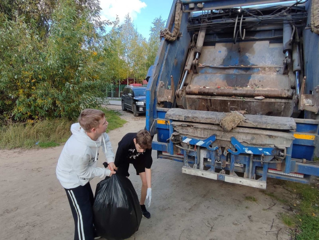 700 человек вышли на уборку озера в Нижневартовске