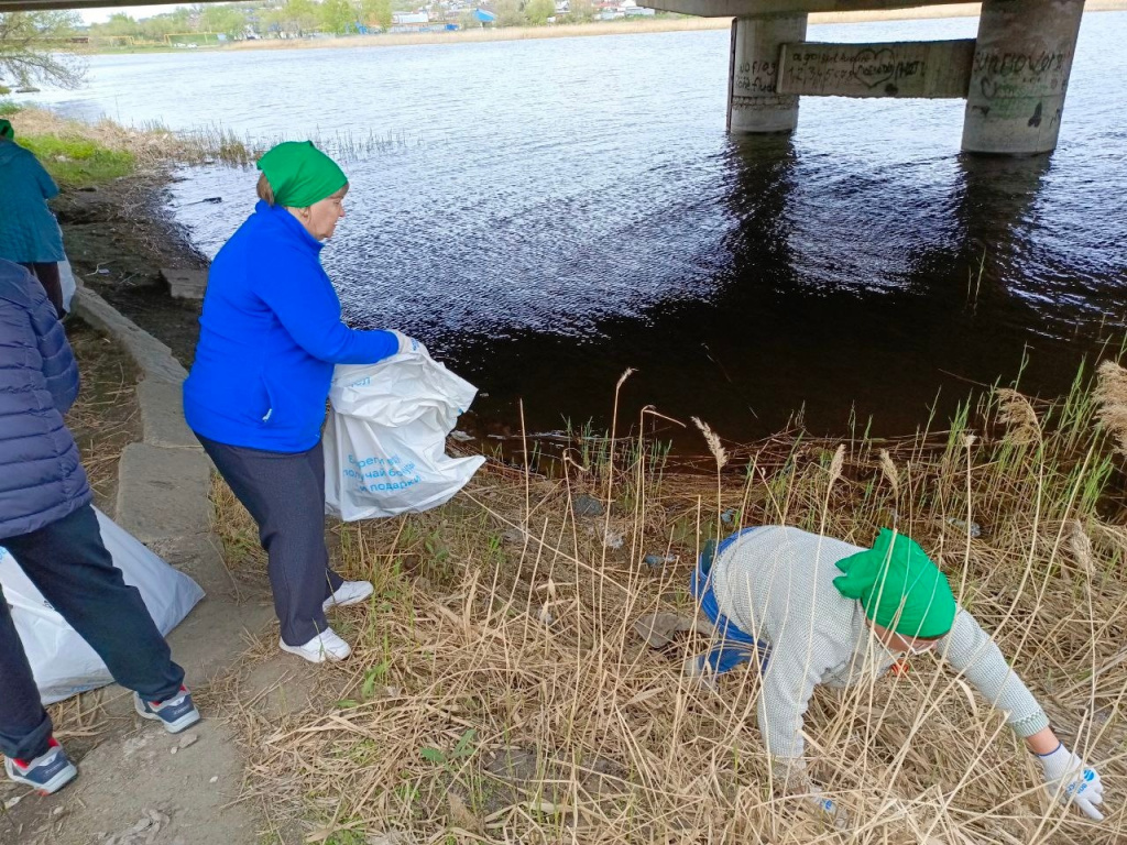В Челябинской области учащиеся школы № 14 города Троицка вместе с учителями присоединились к акции «Вода России».