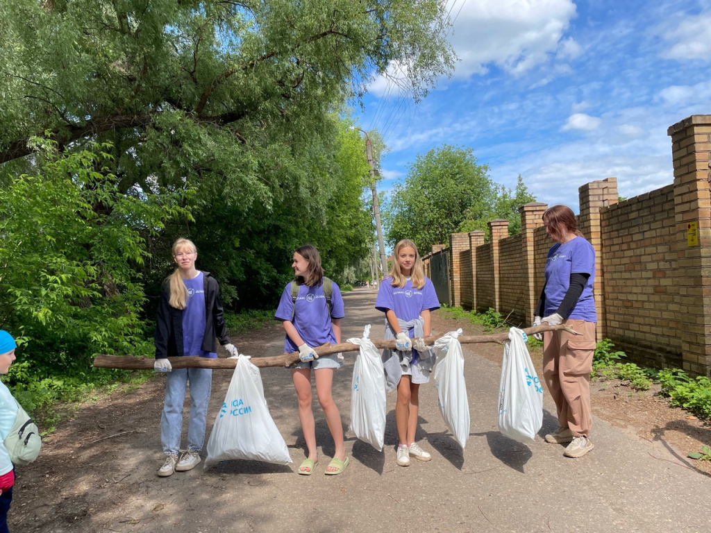 Местный Ресурсный центр добровольчества организовал субботник в рамках нашей акции на берегах реки Полисть в г. Старая Русса