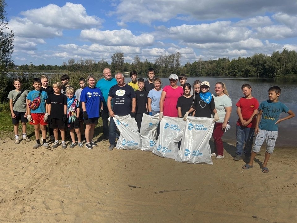25 волонтеров вышли на уборку берегов Волги в Балахне Нижегородской области.