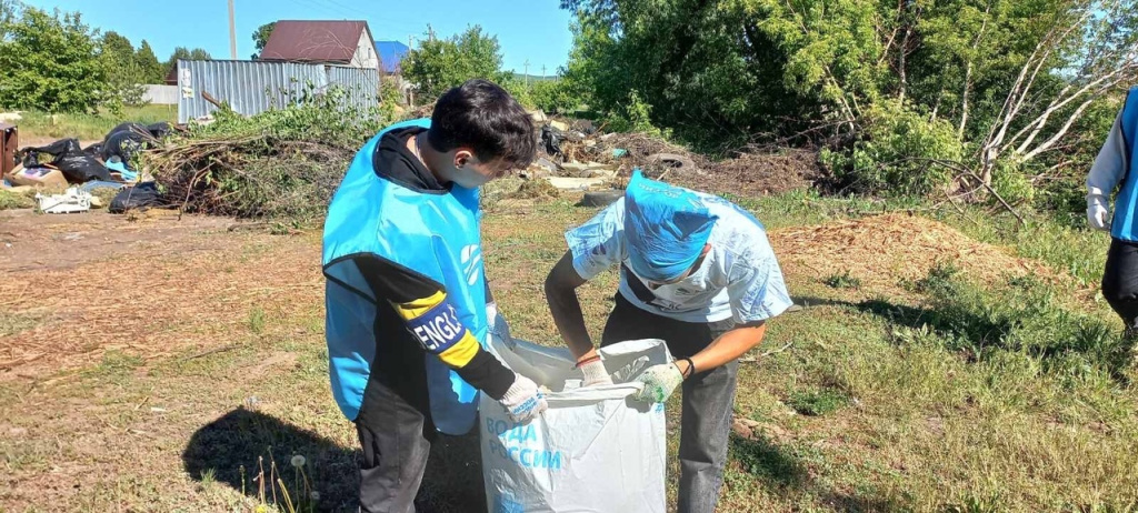 В Самарской области будущие нефтяники проводят серию субботников на берегах рек и прудов региона