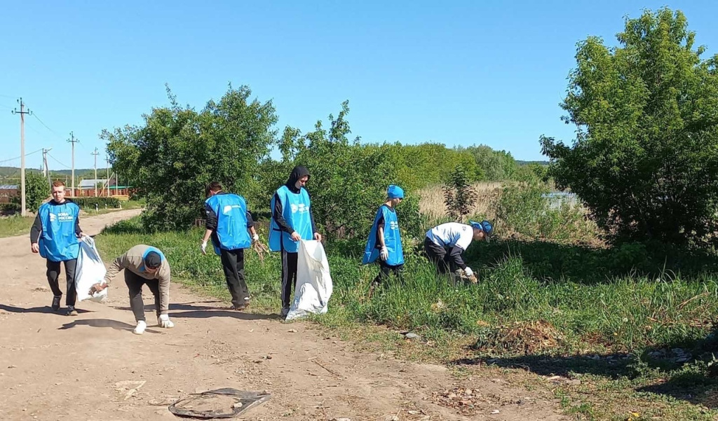 В Самарской области будущие нефтяники проводят серию субботников на берегах рек и прудов региона