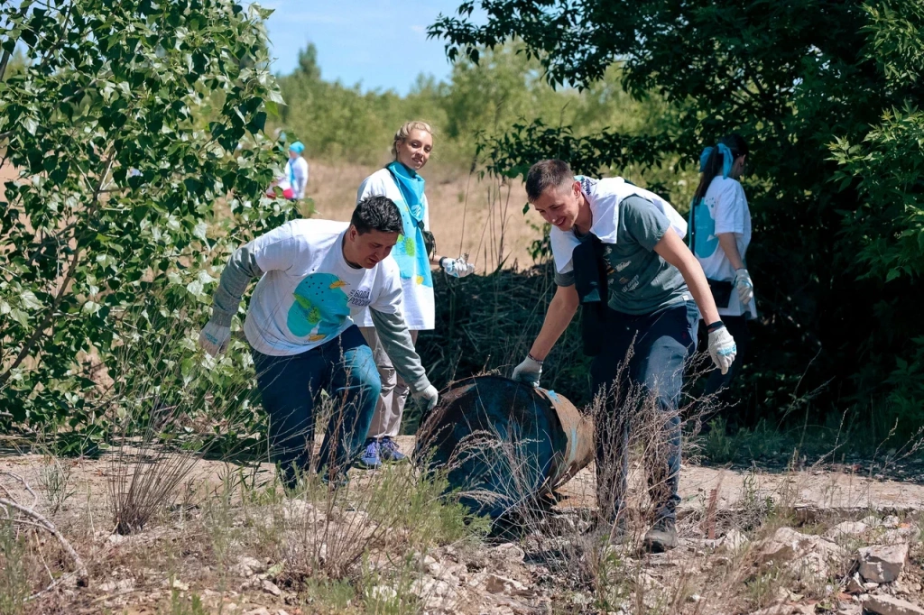 Амбассадор акции «Вода России» Юлия Михалкова помогла саратовцам подготовить городской пляж к новому сезону