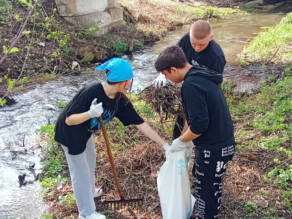 От Приморья до Поволжья на берега рек и озер выходят самые молодые волонтеры!
