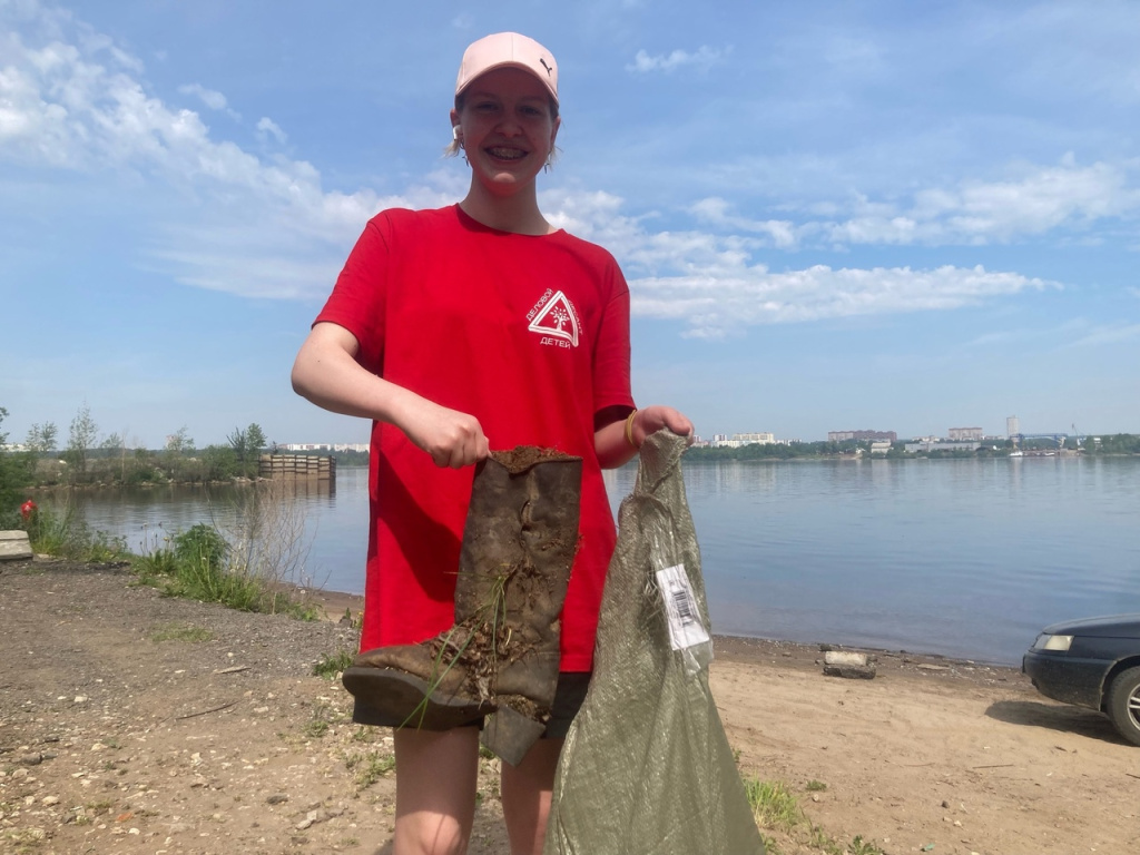 Молодежная группа «Команда К» из Кондратова очистила берег реки Камы.