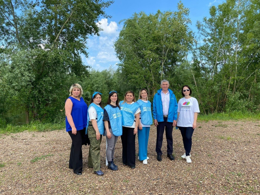 На уборку берегов реки Ашкадар вышли 50 человек.