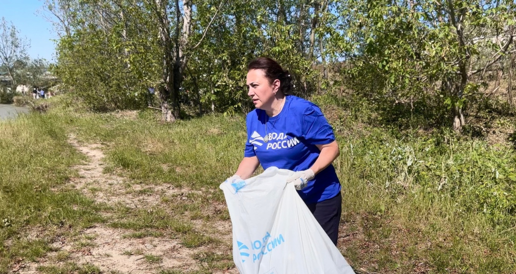 100 человек вышли на берега реки Кубань в Черкесске