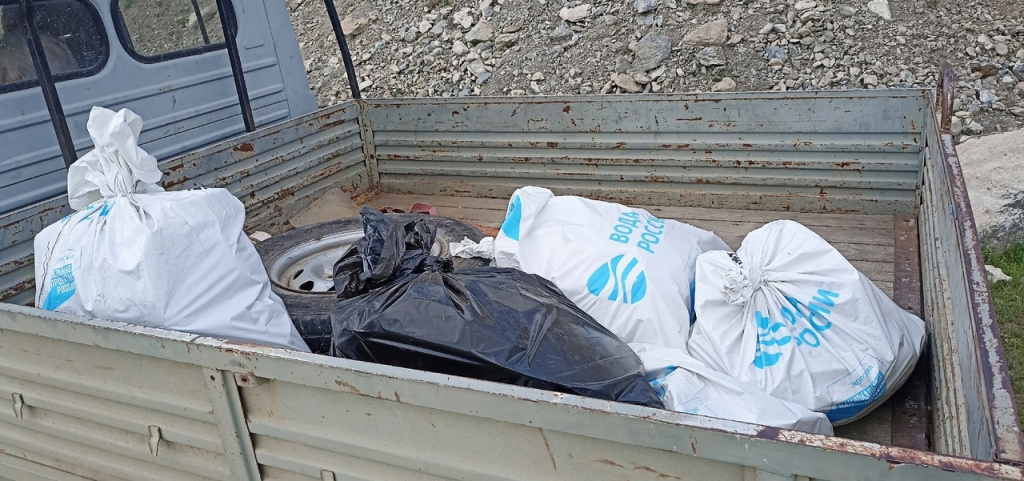 Небольшие субботники прошли на берегах Катуни в Республике Алтай на территории Катунского биосферного заповедника.