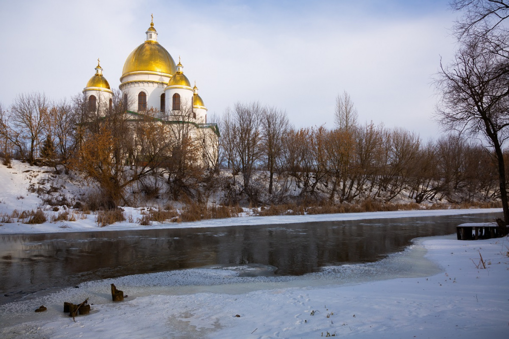 Живописный зимний пейзаж с видом на величественное здание Троицкого собора с золотыми куполами на берегу реки Цна в российском городе Моршанск. Фото: shutterstock Живописный зимний пейзаж с видом на величественное здание Троицкого собора с золотыми куполами на берегу реки Цна в российском городе Моршанск. Фото: shutterstock