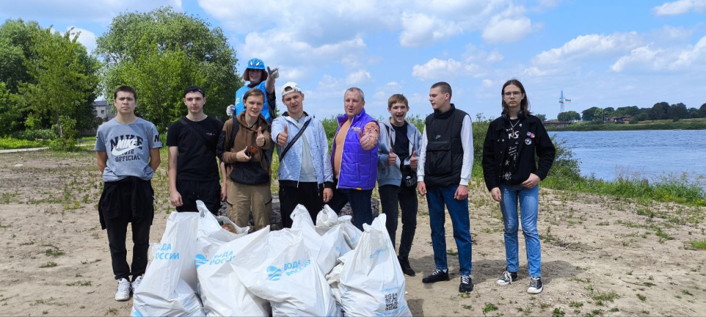 Целых 100 кубов мусора вывезли с берегов Немана экоактивисты организации «Новый Тильзит» в начале лета.