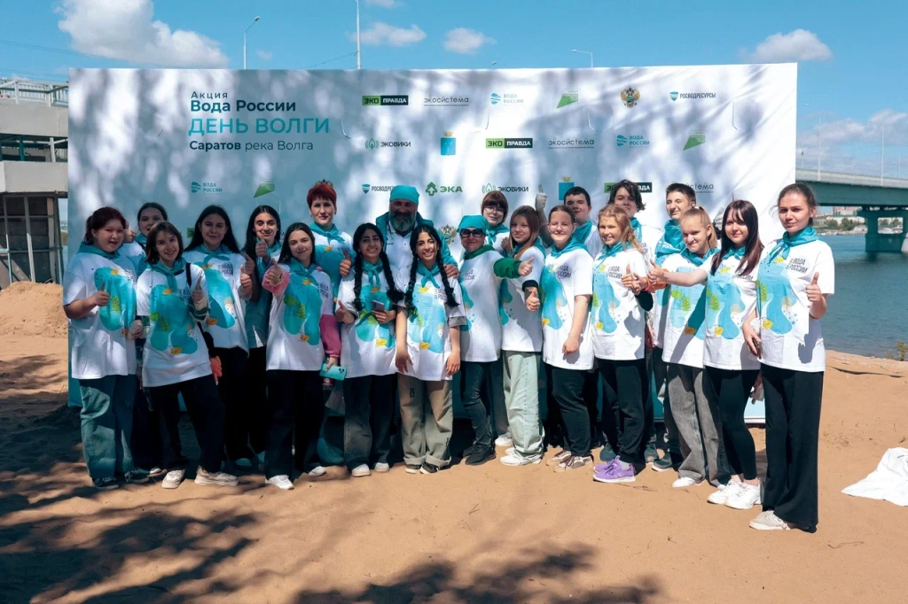 Амбассадор акции «Вода России» Юлия Михалкова помогла саратовцам подготовить городской пляж к новому сезону 