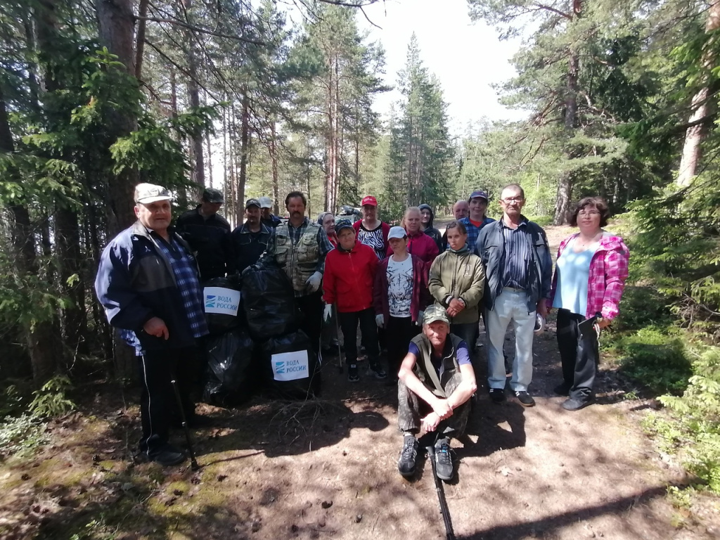 10 мешков мусора вывезли с берегов Ладожского озера волонтеры Карелии.