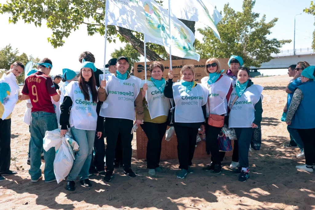 Амбассадор акции «Вода России» Юлия Михалкова помогла саратовцам подготовить городской пляж к новому сезону