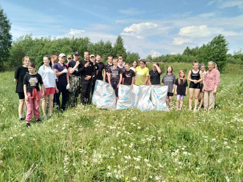 В Пермском крае учителя и учащиеся Евгинской и Корчевнинской школ вместе с работниками местных клубов и неравнодушными жителями поселений очистили от мусора 1,5 км берега реки Егва