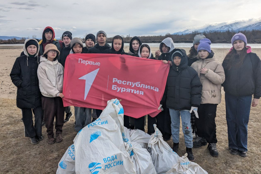 Экоактивисты вывезли 10 мешков мусора в ходе первой в этом сезоне акции на берегах реки Баргузин