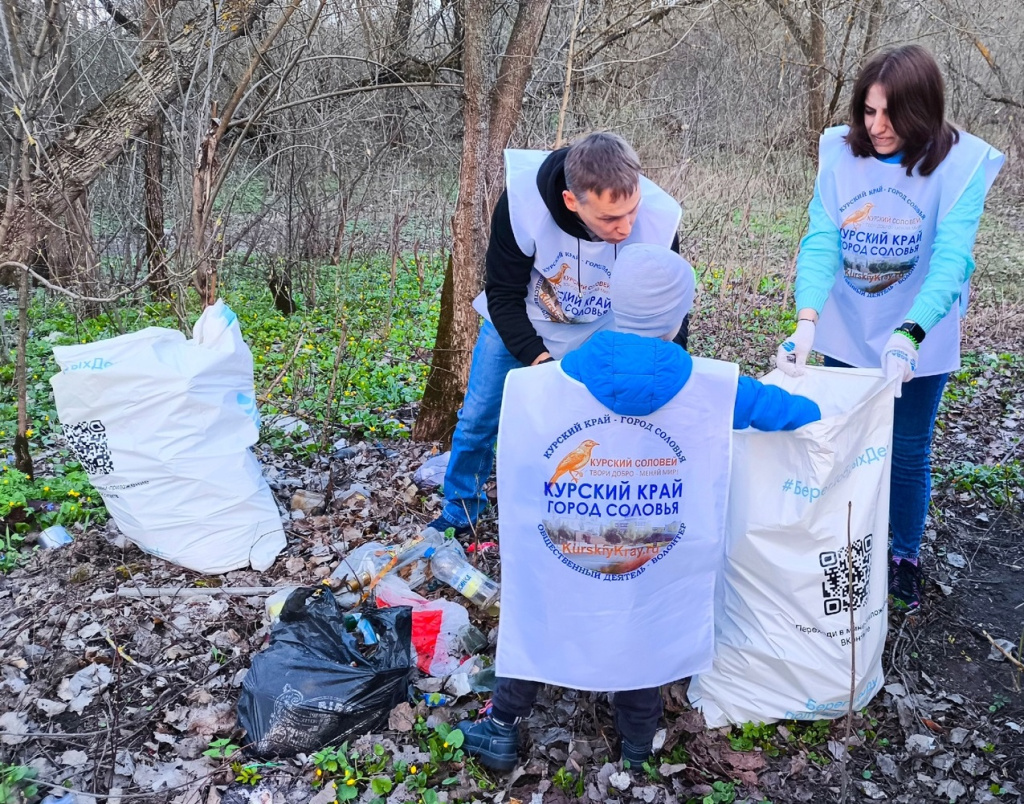 В Курске семья Белугиных продолжила работу по уборке берегов Сейма В Курске семья Белугиных продолжила работу по уборке берегов Сейма