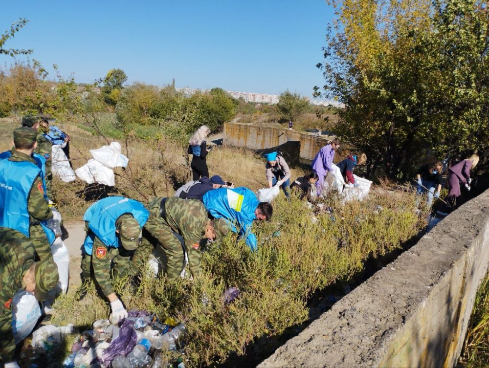 Более ста добровольцев акции «Вода России» очистили от мусора берега пруда «Луганское море» 4.jpg