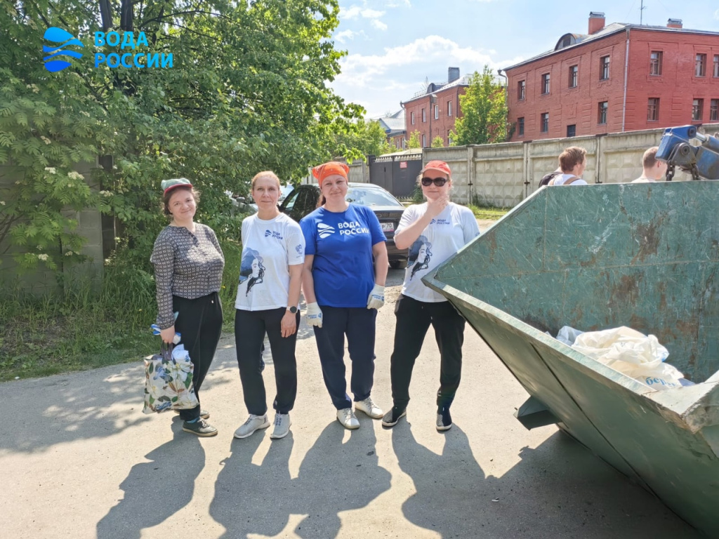 21 волонтер участвовал в субботнике на берегах Университетского озера в Томске.