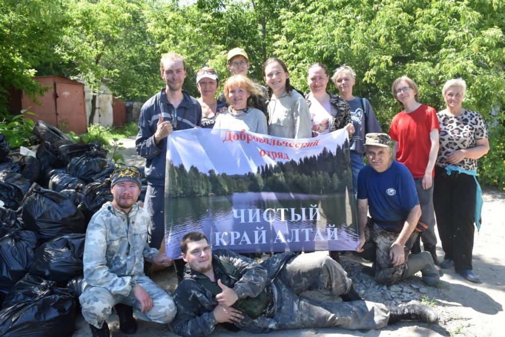 Кресла, бампер и кинескоп: волонтеры Алтая нашли целый склад на берегах Пивоварки