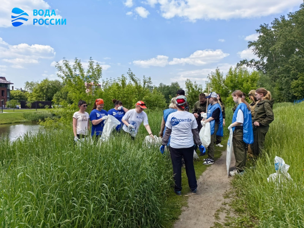 21 волонтер участвовал в субботнике на берегах Университетского озера в Томске.