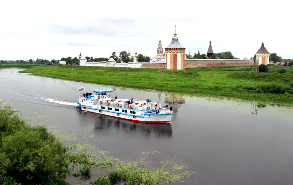 Вид на Спасо-Прилуцкий Димитриев мужской монастырь на реке Сухона. Фото: ITAR-TASS Вид на Спасо-Прилуцкий Димитриев мужской монастырь на реке Сухона. Фото: ITAR-TASS