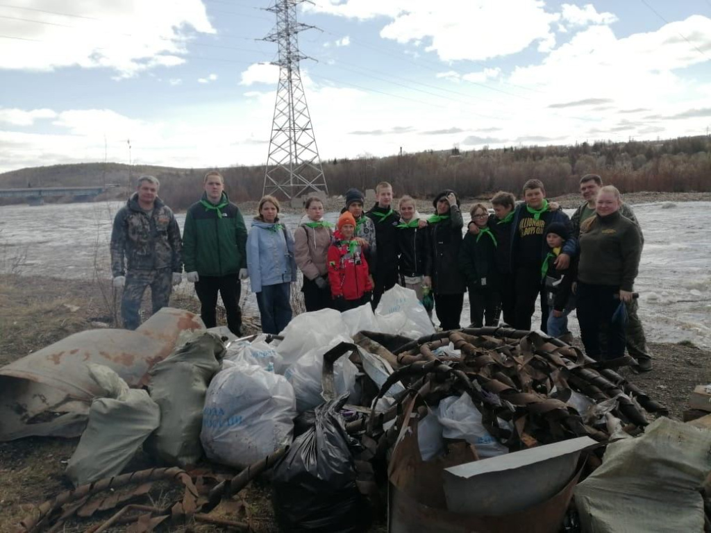 Юные экологи поселка Чульман очистили от мусора 700 метров одноименной реки