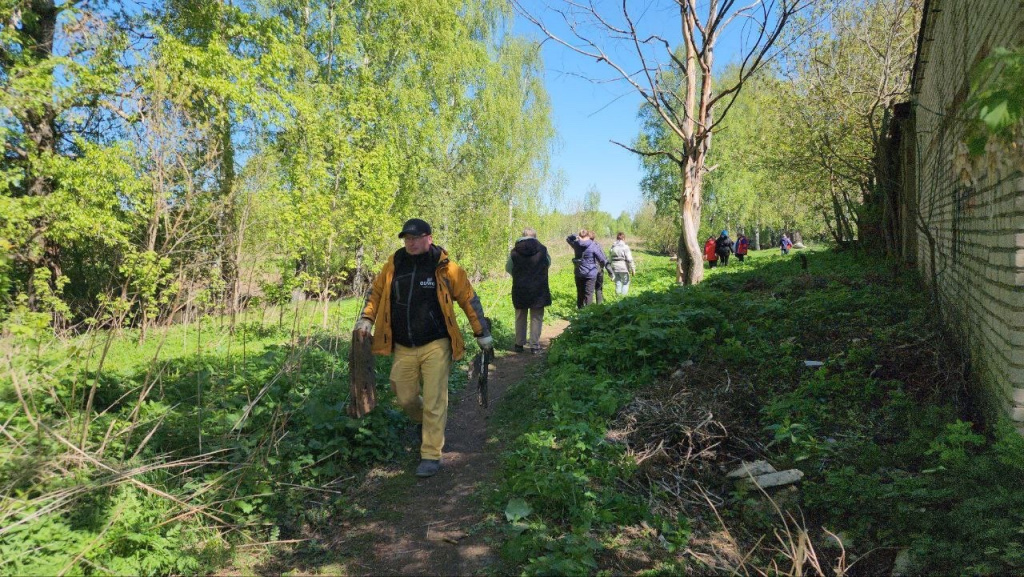 В Павловском Посаде волонтеры очистили от мусора берег реки Вохны.