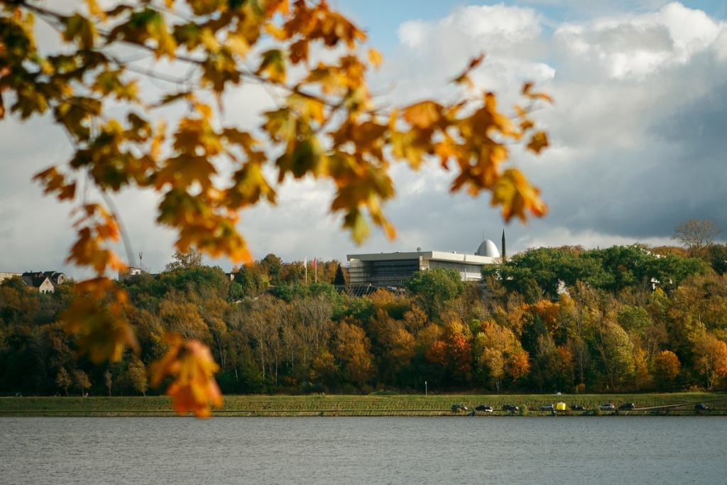 Вид на музей космонавтики в Калуге с другой стороны водохранилища осенью. Фото: shutterstock