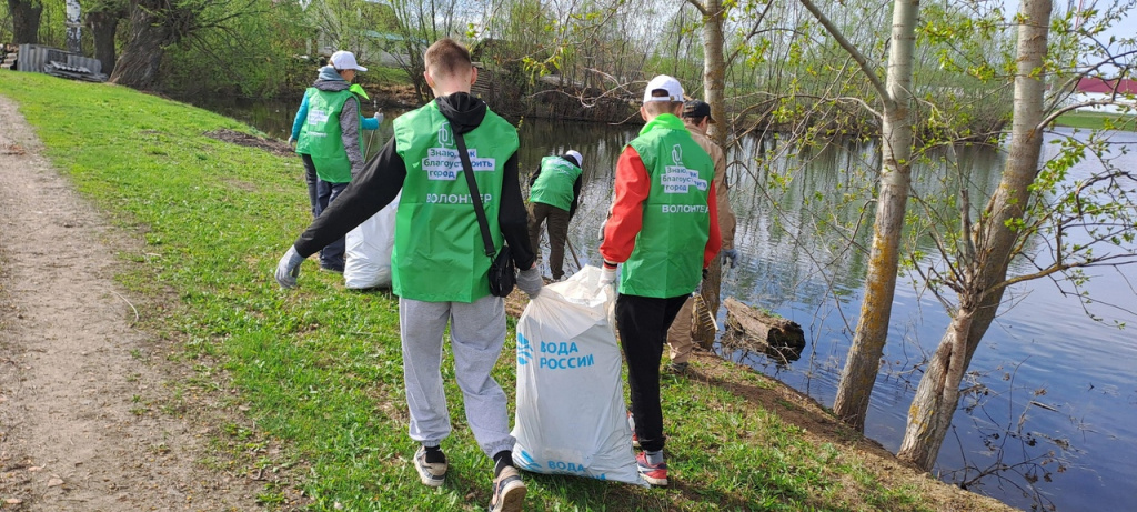 В Чувашии 20 человек вышли прибрать берег пруда в старинной деревне большие Бикшихи