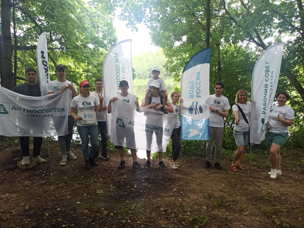В июле 2023 года 14 волонтеров – сотрудников компании «Гипсобетон» вывезли оттуда два кубометра мусора. В июле 2023 года 14 волонтеров – сотрудников компании «Гипсобетон» вывезли оттуда два кубометра мусора.