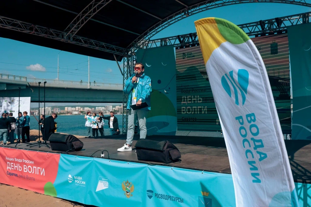 Амбассадор акции «Вода России» Юлия Михалкова помогла саратовцам подготовить городской пляж к новому сезону