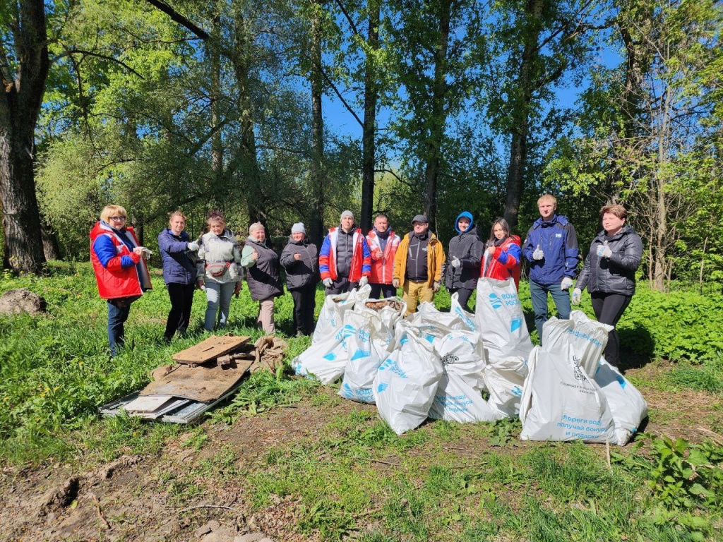 В Павловском Посаде волонтеры очистили от мусора берег реки Вохны.