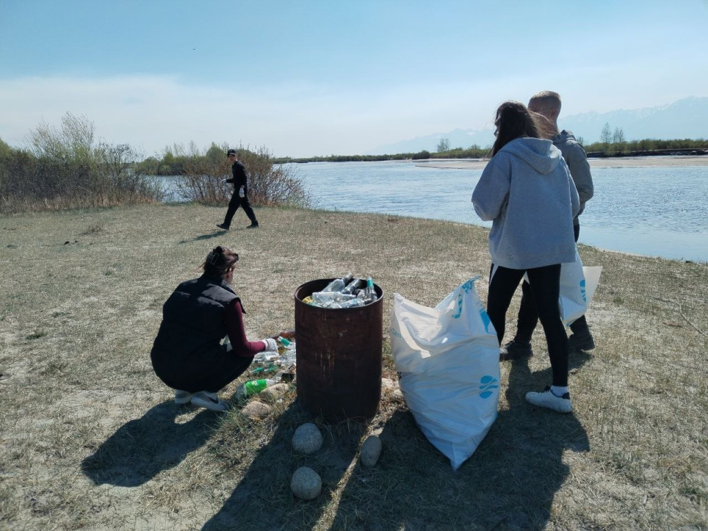 В Бурятии12 участников «Движения первых» вышли на уборку берегов реки Баргузин.