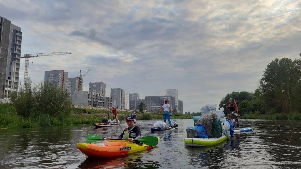 Волонтеры на «сапмусоровозах» очистили берега и водную поверхность реки Миасс Волонтеры на «сапмусоровозах» очистили берега и водную поверхность реки Миасс