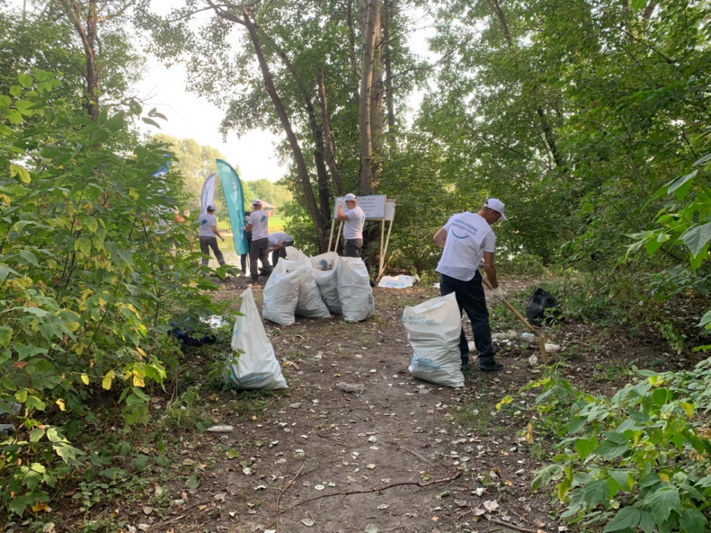 31 08 волонтер Евроцемента убирает берег.jpeg 31 08 волонтер Евроцемента убирает берег.jpeg
