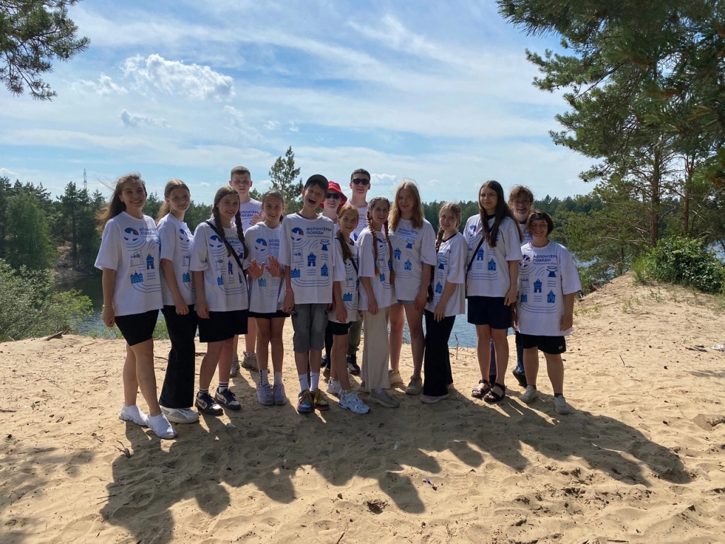 Больше 100 мешков мусора вывезли с берегов озера волонтеры Дзержинска