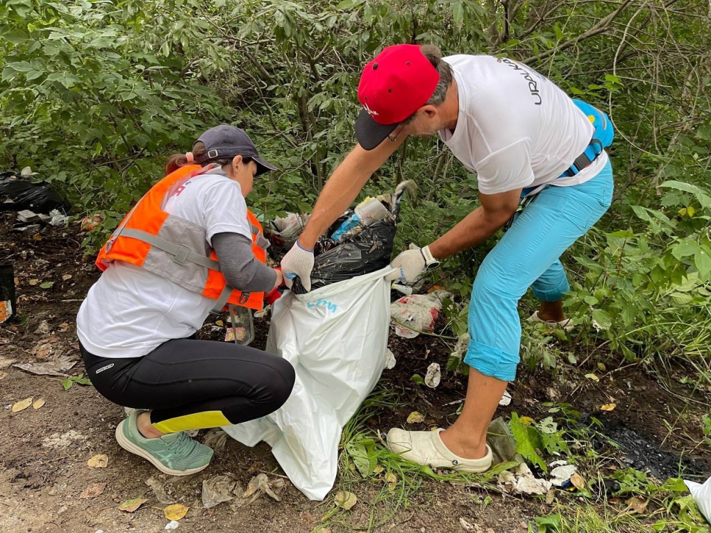 Волонтеры на «сапмусоровозах» очистили берега и водную поверхность реки Миасс Волонтеры на «сапмусоровозах» очистили берега и водную поверхность реки Миасс