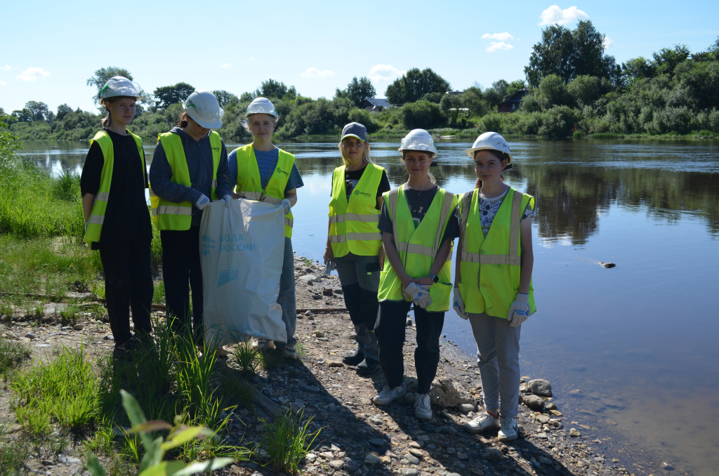 На 3,5 кубометра мусора стали чище берега реки Сухоны